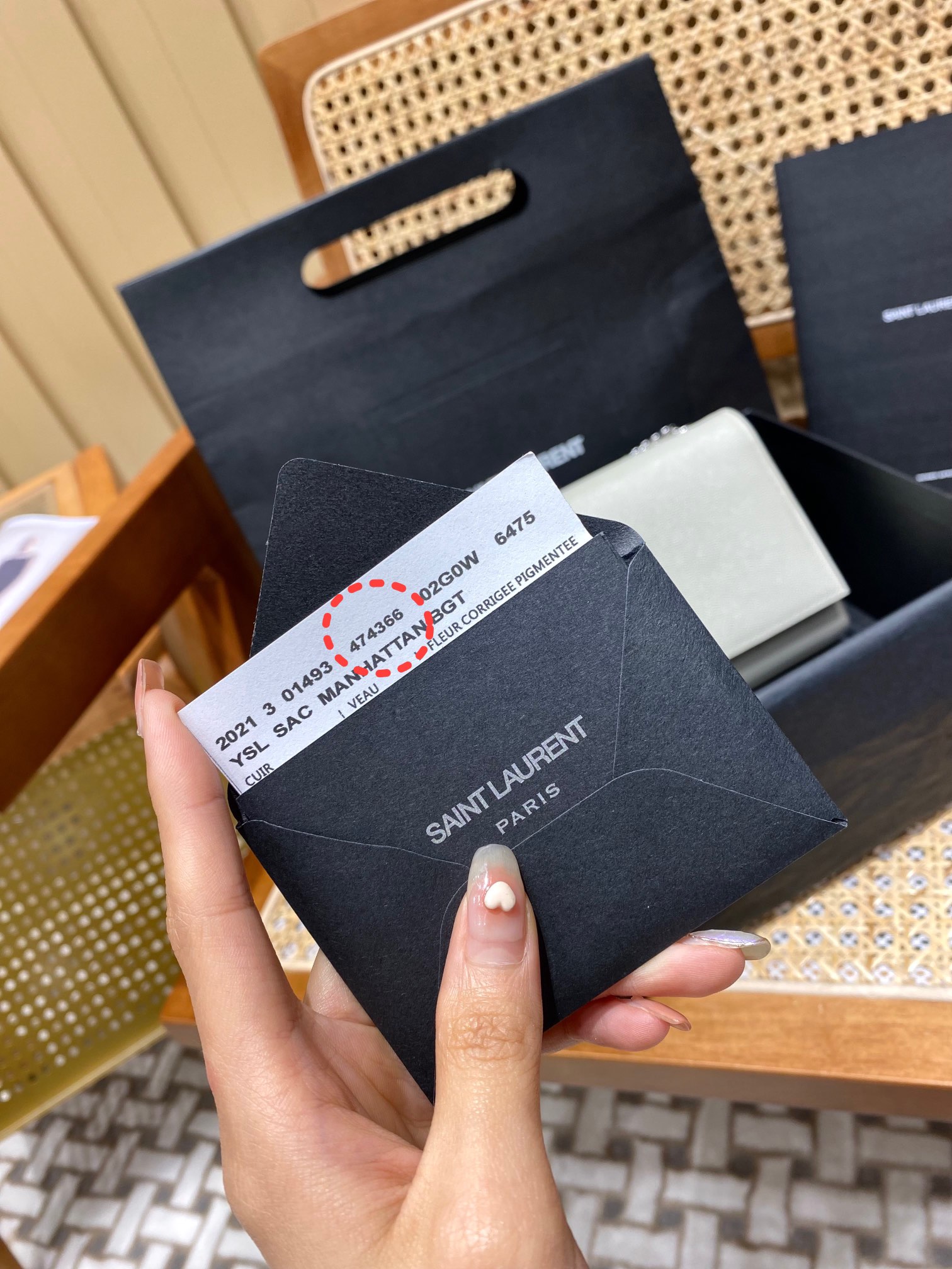 YSL 𝐊𝐚𝐭𝐞 20𝐜𝐦 球纹流苏链条包 474366白色/银扣