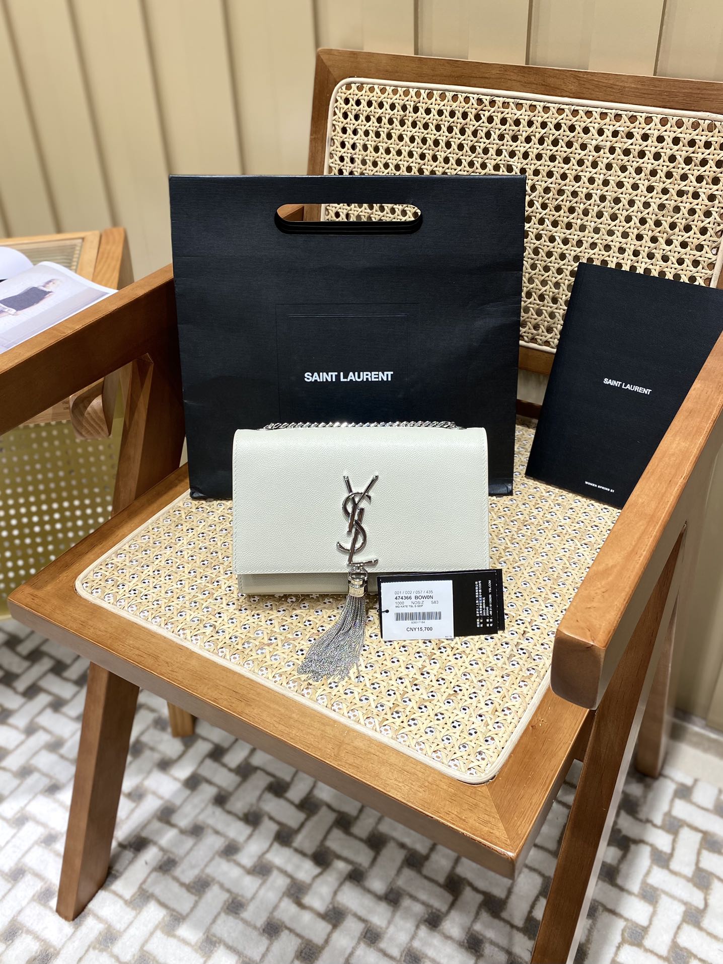 YSL 𝐊𝐚𝐭𝐞 20𝐜𝐦 球纹流苏链条包 474366白色/银扣