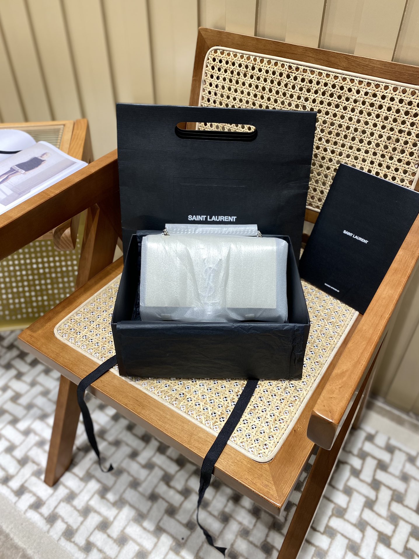 YSL 𝐊𝐚𝐭𝐞 20𝐜𝐦 球纹流苏链条包 474366白色/银扣