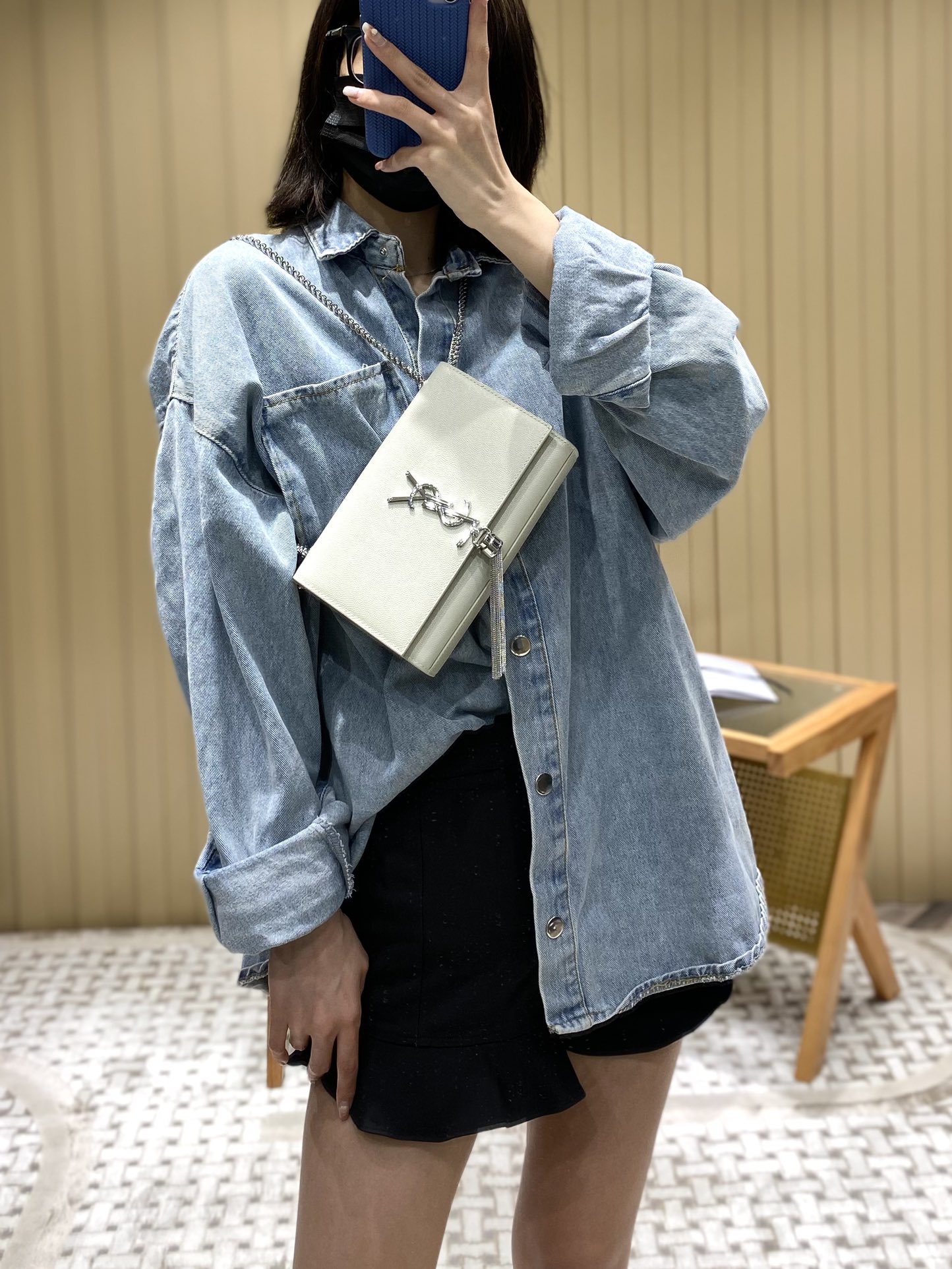 YSL 𝐊𝐚𝐭𝐞 20𝐜𝐦 球纹流苏链条包 474366白色/银扣