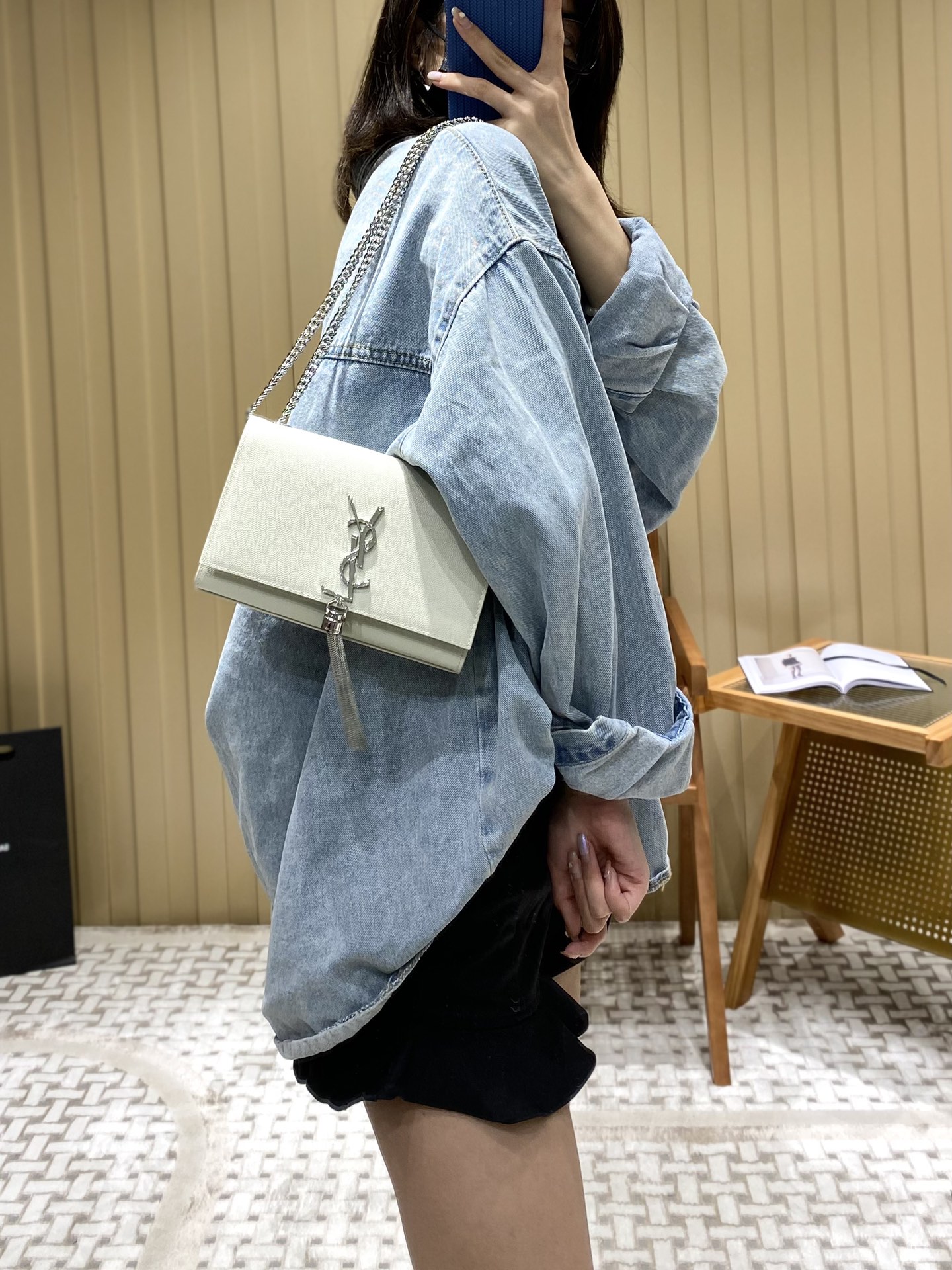 YSL 𝐊𝐚𝐭𝐞 20𝐜𝐦 球纹流苏链条包 474366白色/银扣