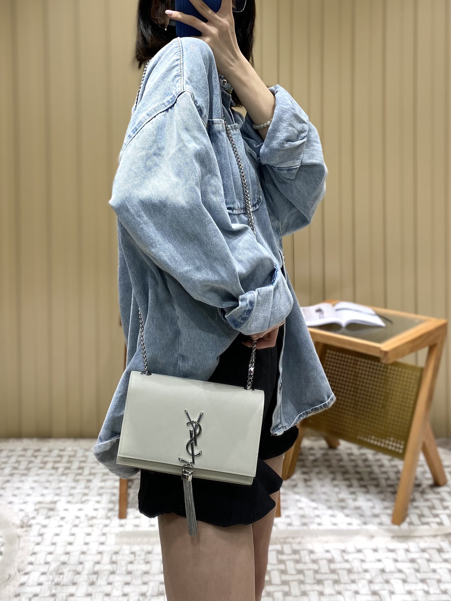 YSL 𝐊𝐚𝐭𝐞 20𝐜𝐦 球纹流苏链条包 474366白色/银扣