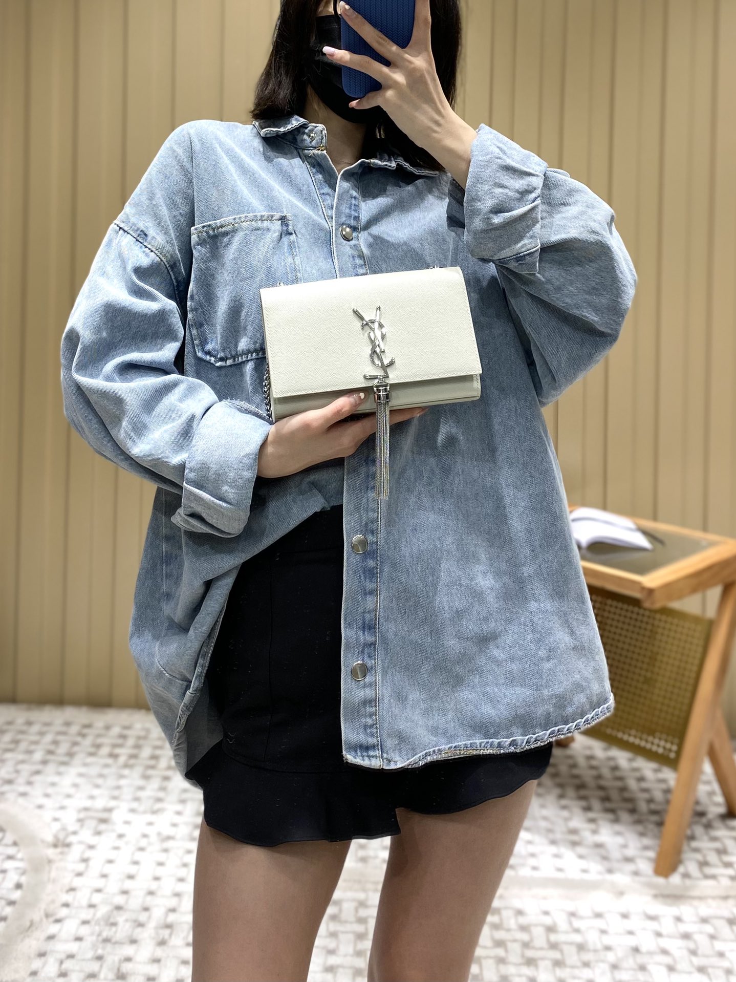 YSL 𝐊𝐚𝐭𝐞 20𝐜𝐦 球纹流苏链条包 474366白色/银扣