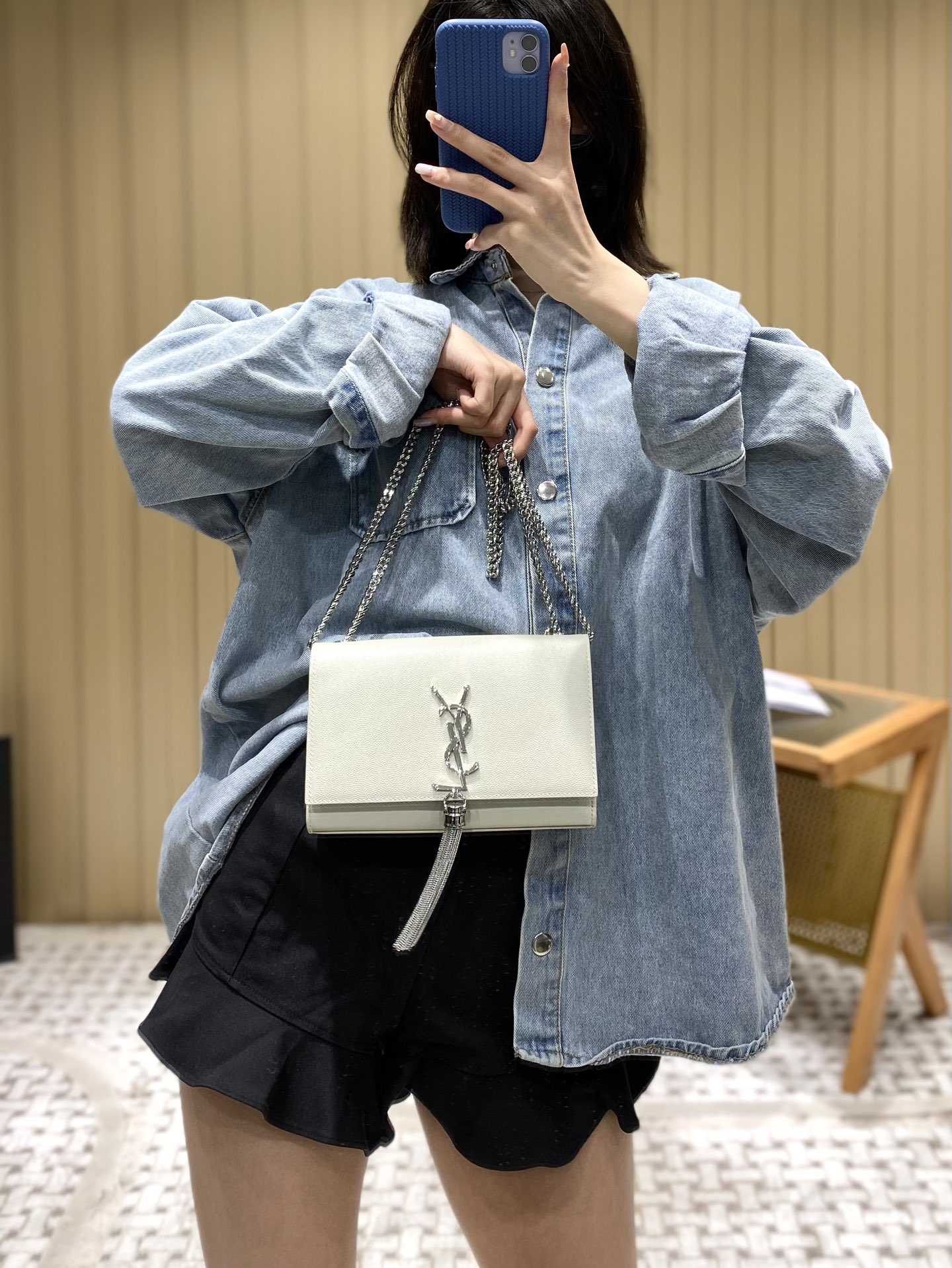 YSL 𝐊𝐚𝐭𝐞 20𝐜𝐦 球纹流苏链条包 474366白色/银扣