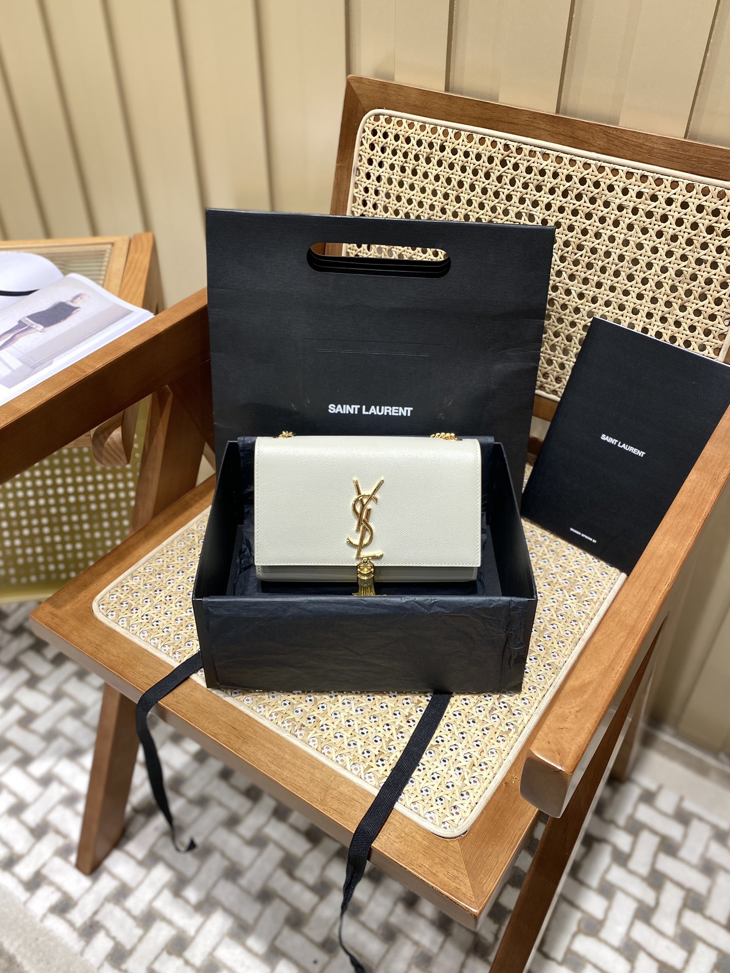 YSL 𝐊𝐚𝐭𝐞 20𝐜𝐦 球纹流苏链条包 474366白色/金扣