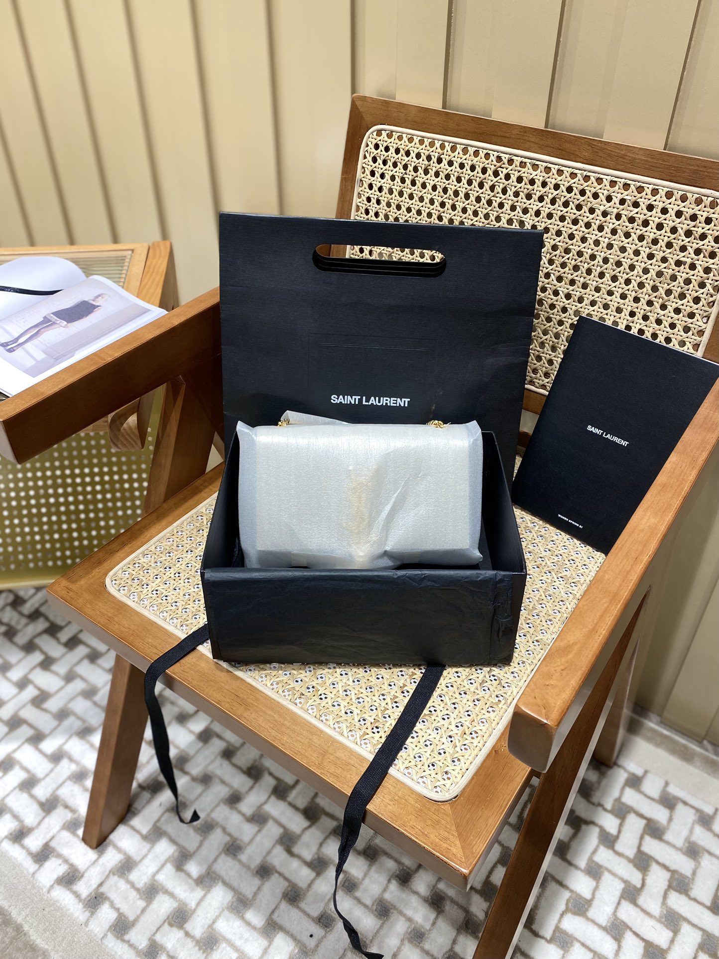 YSL 𝐊𝐚𝐭𝐞 20𝐜𝐦 球纹流苏链条包 474366白色/金扣