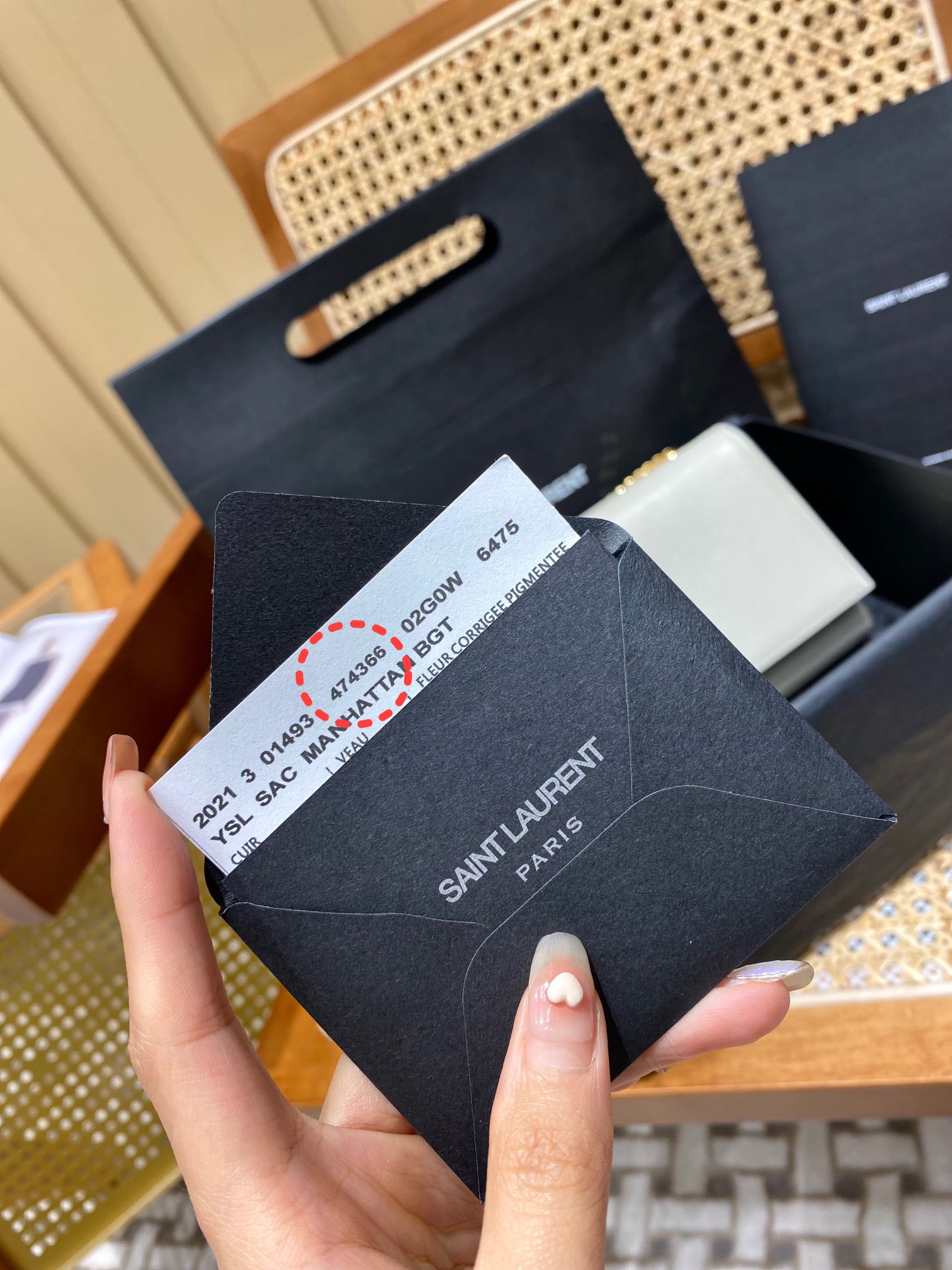 YSL 𝐊𝐚𝐭𝐞 20𝐜𝐦 球纹流苏链条包 474366白色/金扣