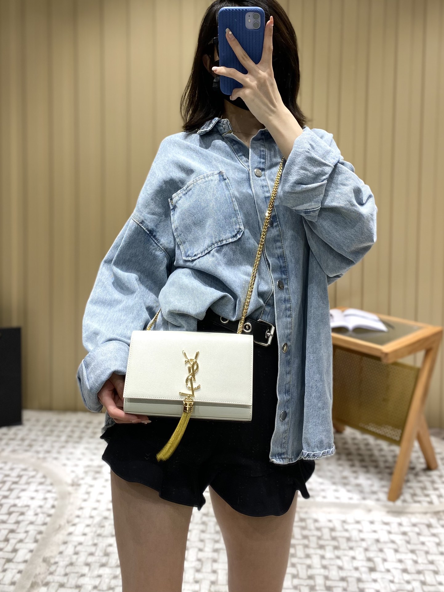 YSL 𝐊𝐚𝐭𝐞 20𝐜𝐦 球纹流苏链条包 474366白色/金扣