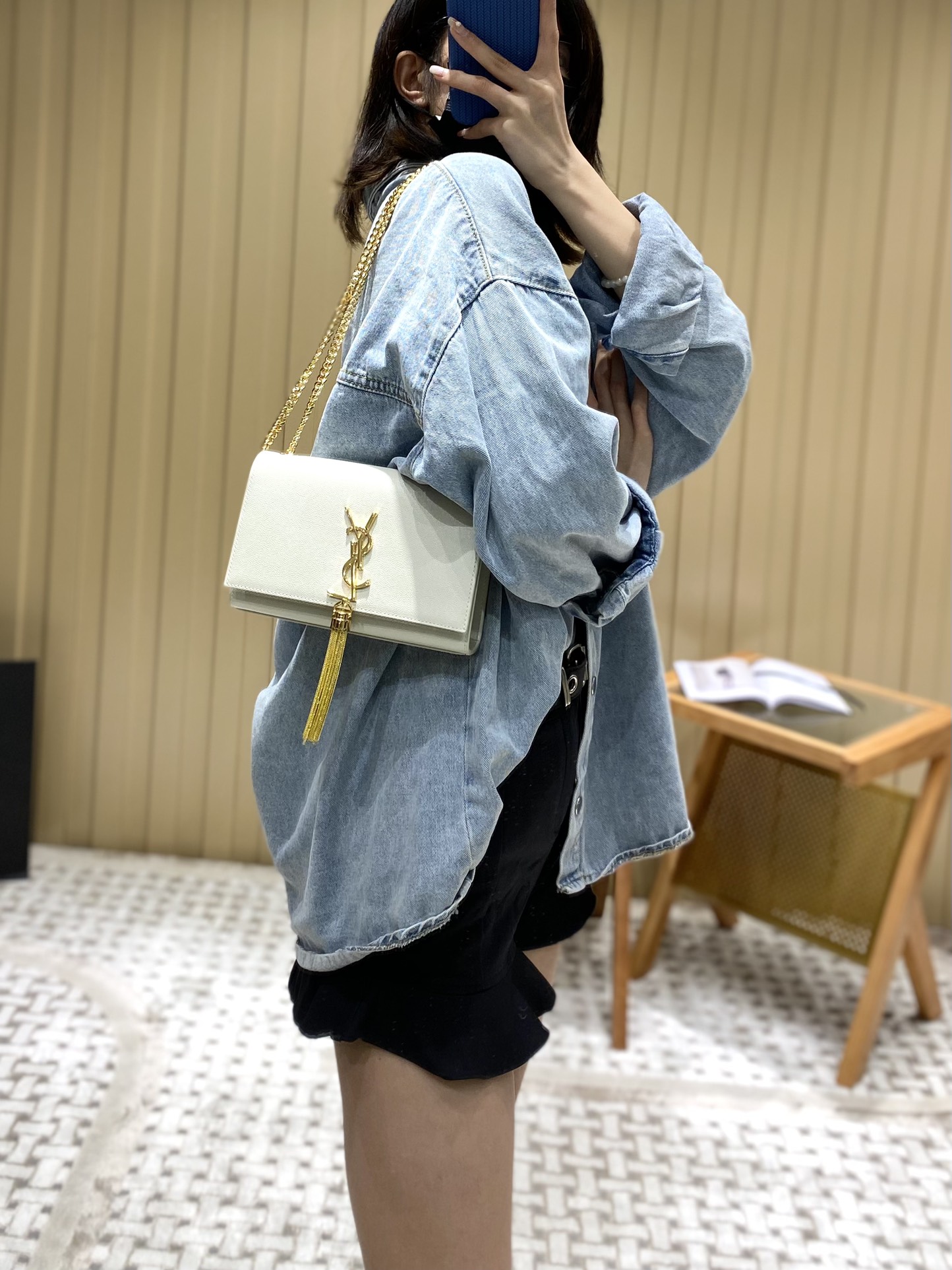YSL 𝐊𝐚𝐭𝐞 20𝐜𝐦 球纹流苏链条包 474366白色/金扣