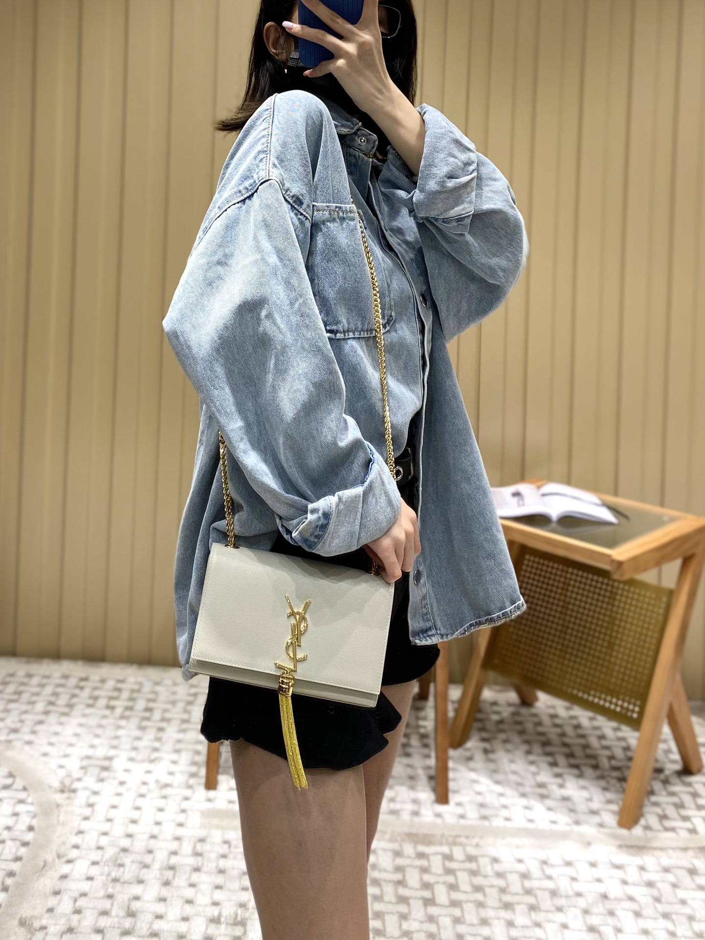 YSL 𝐊𝐚𝐭𝐞 20𝐜𝐦 球纹流苏链条包 474366白色/金扣