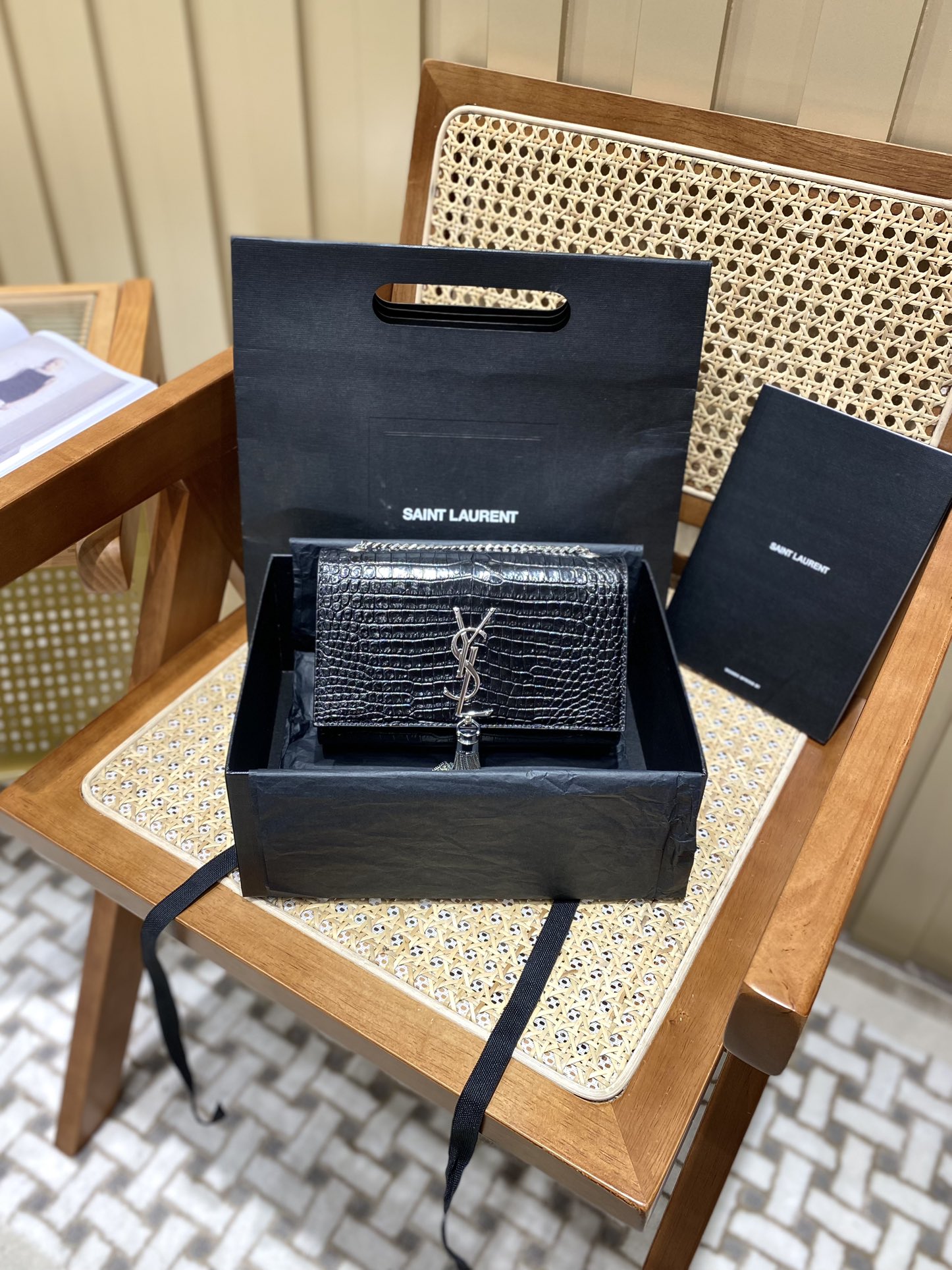 YSL 𝐊𝐚𝐭𝐞 20𝐜𝐦 鳄鱼纹流苏链条包 474366黑色/银扣