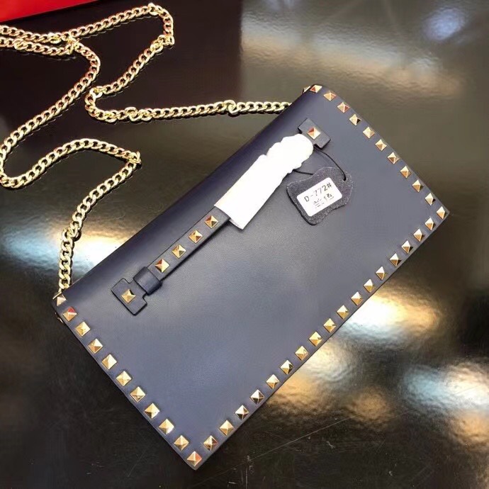 Valentino Garavani Rockstud 进口牛皮手拿包🌟🌟🌟铂金后处理铆钉和金属硬件. 