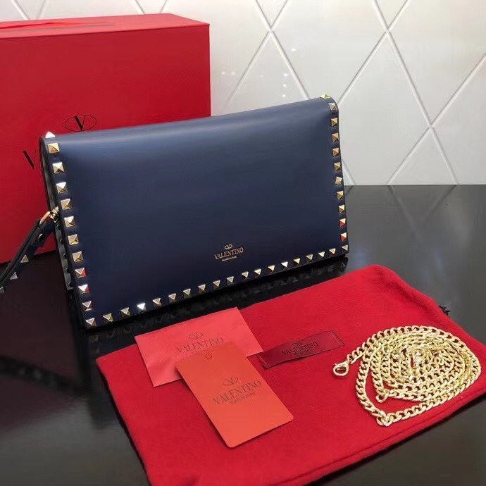 Valentino Garavani Rockstud 进口牛皮手拿包🌟🌟🌟铂金后处理铆钉和金属硬件. 