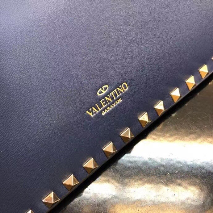 Valentino Garavani Rockstud 进口牛皮手拿包🌟🌟🌟铂金后处理铆钉和金属硬件. 