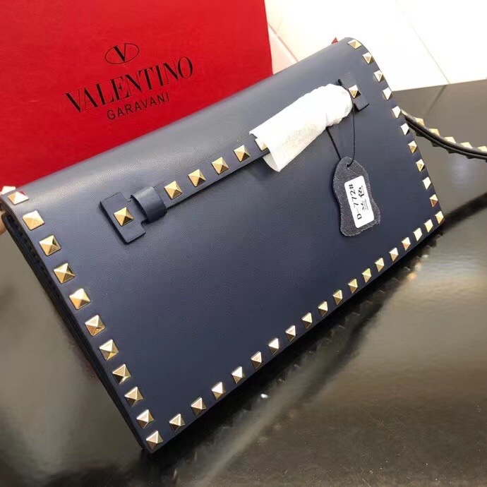 Valentino Garavani Rockstud 进口牛皮手拿包🌟🌟🌟铂金后处理铆钉和金属硬件. 