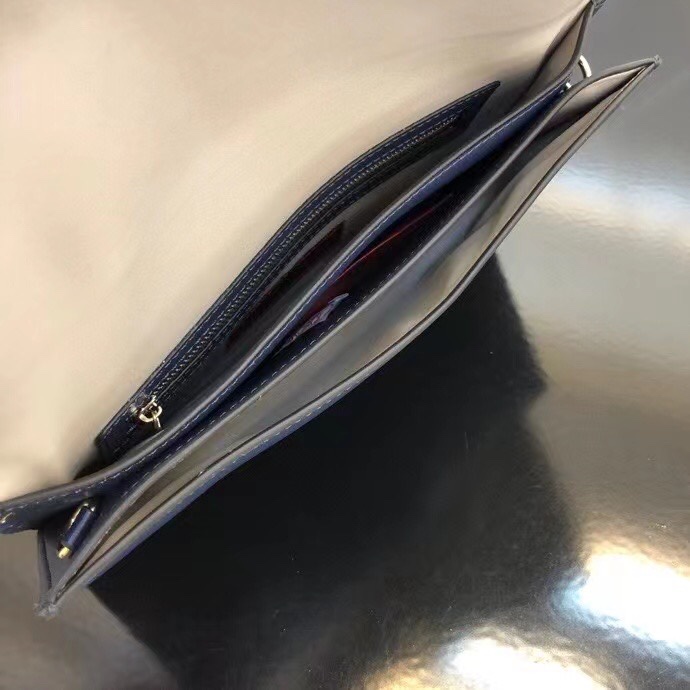 Valentino Garavani Rockstud 进口牛皮手拿包🌟🌟🌟铂金后处理铆钉和金属硬件. 