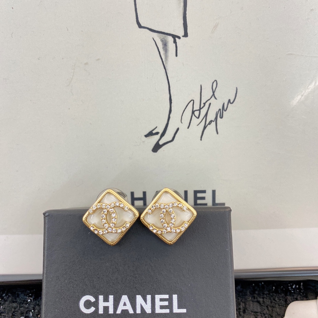  编码E1777   
🛍小香耳钉热销款火爆上新❣
🛍同步专柜‼️独家高端品质实拍图‼️代购级别‼️做工