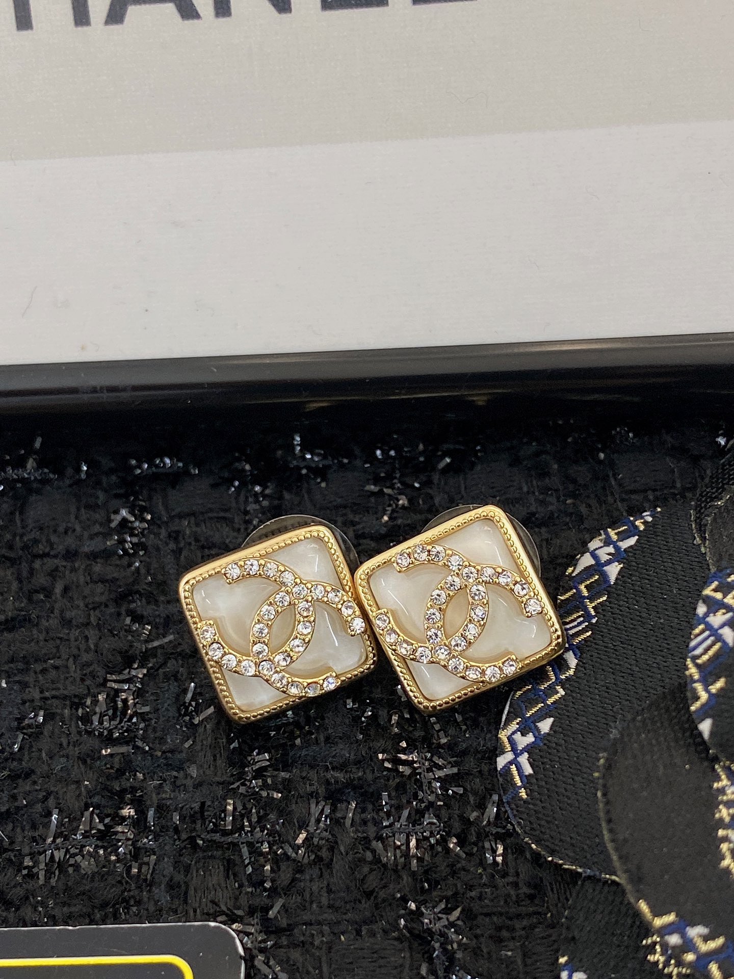  编码E1777   
🛍小香耳钉热销款火爆上新❣
🛍同步专柜‼️独家高端品质实拍图‼️代购级别‼️做工