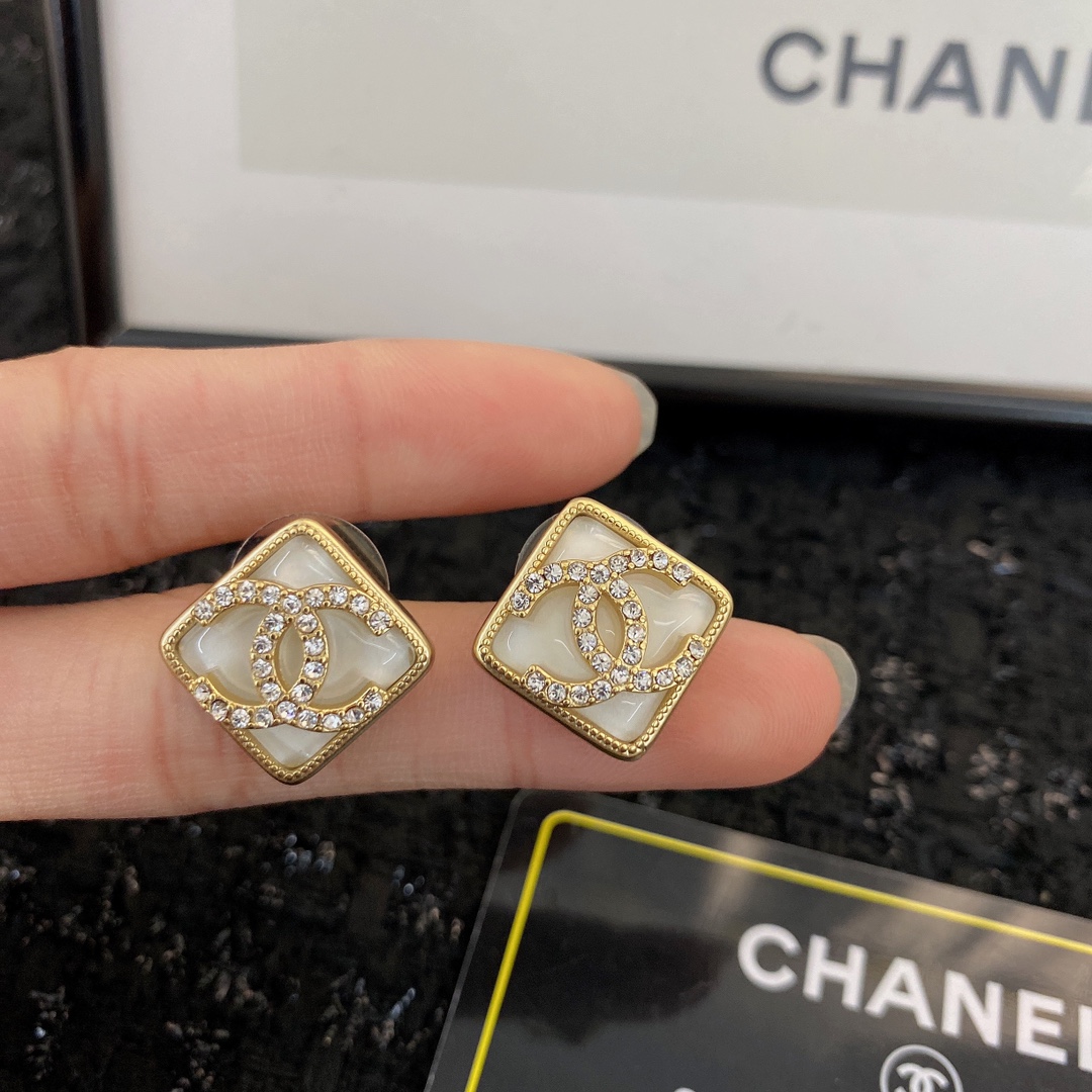  编码E1777   
🛍小香耳钉热销款火爆上新❣
🛍同步专柜‼️独家高端品质实拍图‼️代购级别‼️做工