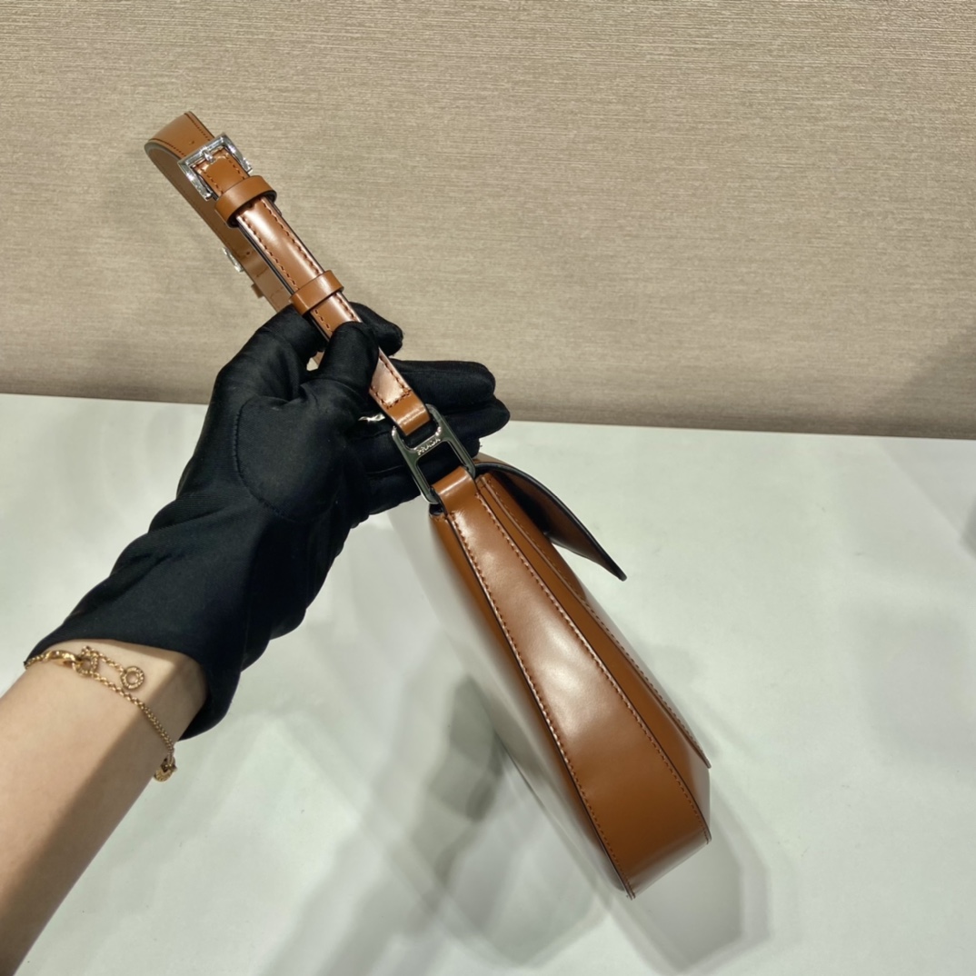 PRADA普拉达中古腋下包/大号翻盖包1BD303