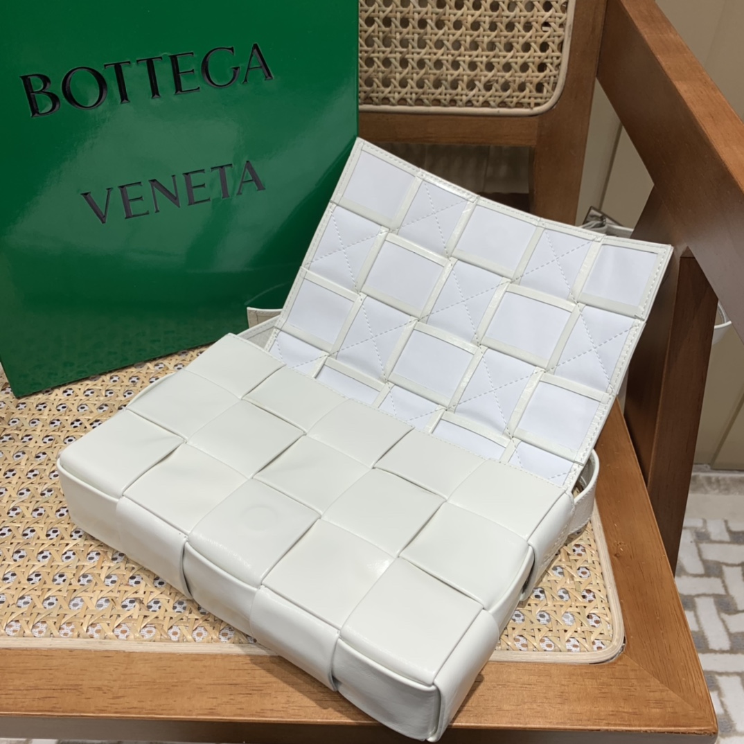 Bottega Veneta葆蝶家 Cassette油蜡皮编织五格长方包 667298白色