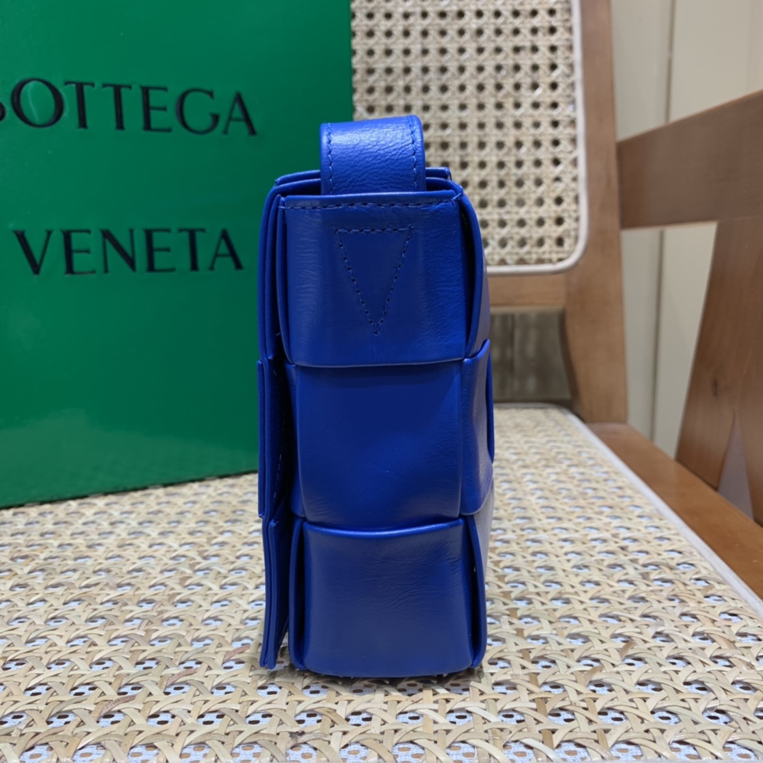 Bottega Veneta葆蝶家 Cassette油蜡皮编织五格长方包 667298钴蓝色