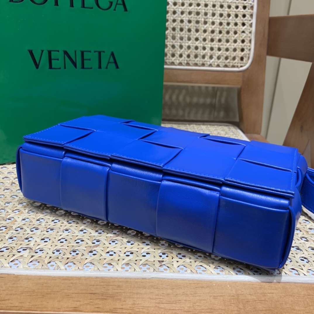 Bottega Veneta葆蝶家 Cassette油蜡皮编织五格长方包 667298钴蓝色