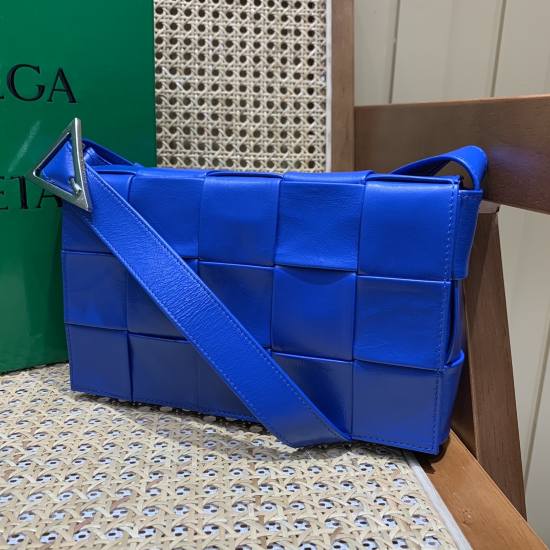 Bottega Veneta葆蝶家 Cassette油蜡皮编织五格长方包 667298钴蓝色