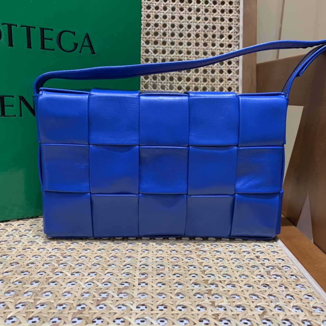 Bottega Veneta葆蝶家 Cassette油蜡皮编织五格长方包 667298钴蓝色