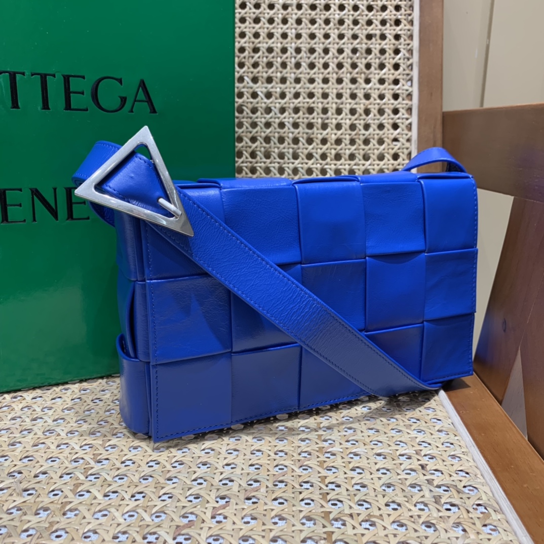 Bottega Veneta葆蝶家 Cassette油蜡皮编织五格长方包 667298钴蓝色