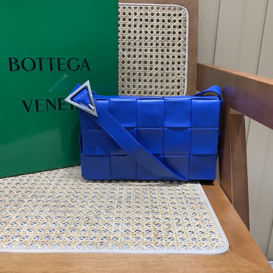 Bottega Veneta葆蝶家 Cassette油蜡皮编织五格长方包 667298钴蓝色