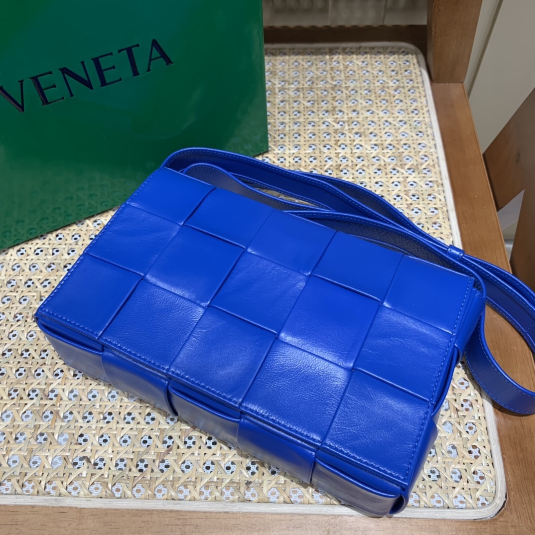 Bottega Veneta葆蝶家 Cassette油蜡皮编织五格长方包 667298钴蓝色