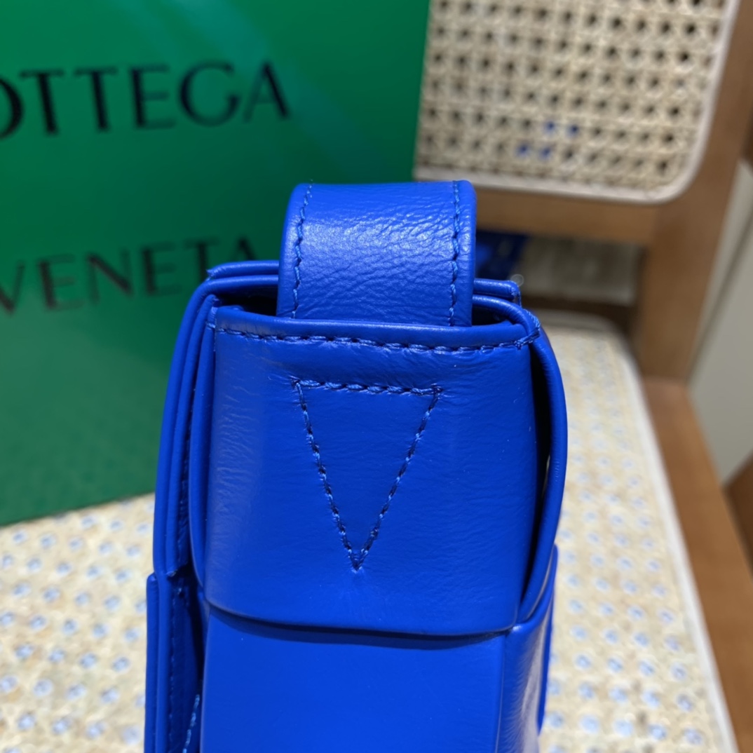 Bottega Veneta葆蝶家 Cassette油蜡皮编织五格长方包 667298钴蓝色