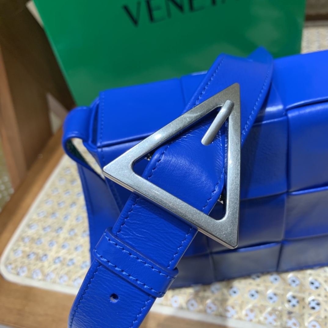 Bottega Veneta葆蝶家 Cassette油蜡皮编织五格长方包 667298钴蓝色