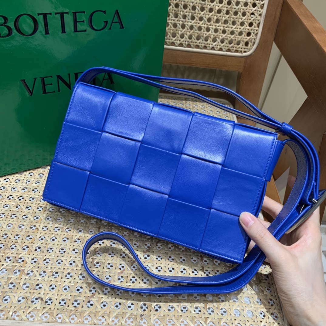 Bottega Veneta葆蝶家 Cassette油蜡皮编织五格长方包 667298钴蓝色