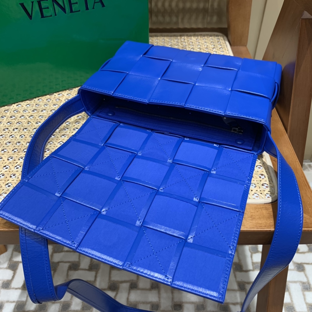 Bottega Veneta葆蝶家 Cassette油蜡皮编织五格长方包 667298钴蓝色