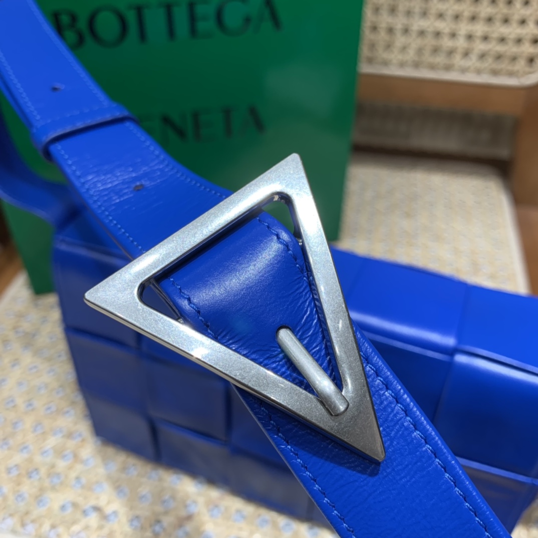 Bottega Veneta葆蝶家 Cassette油蜡皮编织五格长方包 667298钴蓝色