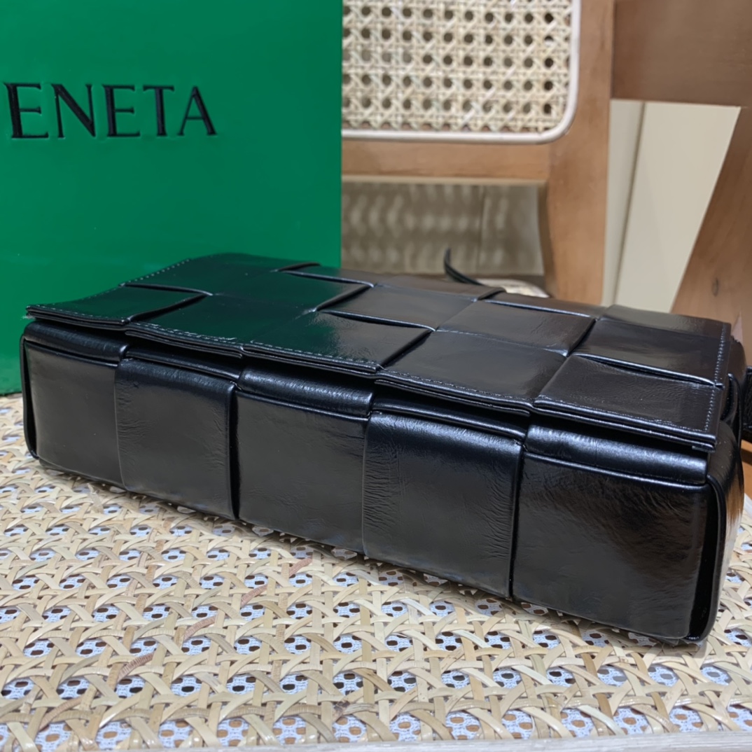 Bottega Veneta葆蝶家 Cassette油蜡皮编织五格长方包 667298黑色