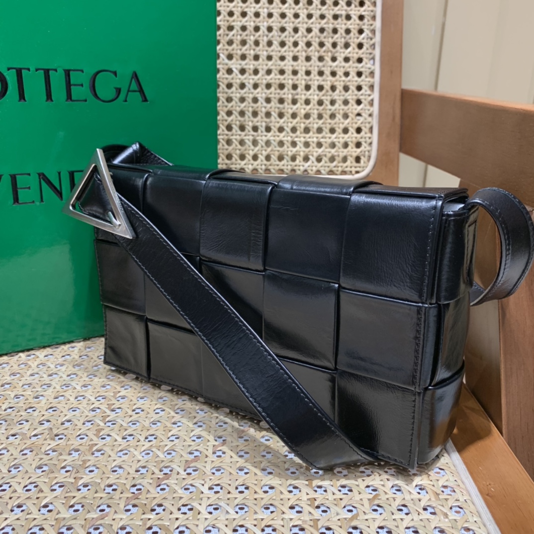 Bottega Veneta葆蝶家 Cassette油蜡皮编织五格长方包 667298黑色