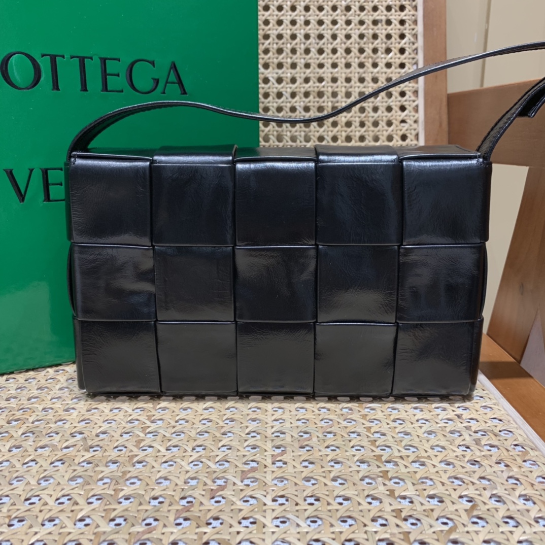 Bottega Veneta葆蝶家 Cassette油蜡皮编织五格长方包 667298黑色