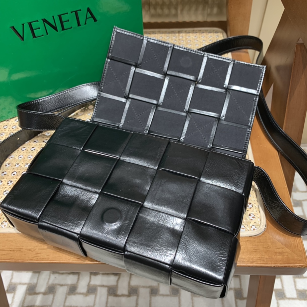 Bottega Veneta葆蝶家 Cassette油蜡皮编织五格长方包 667298黑色