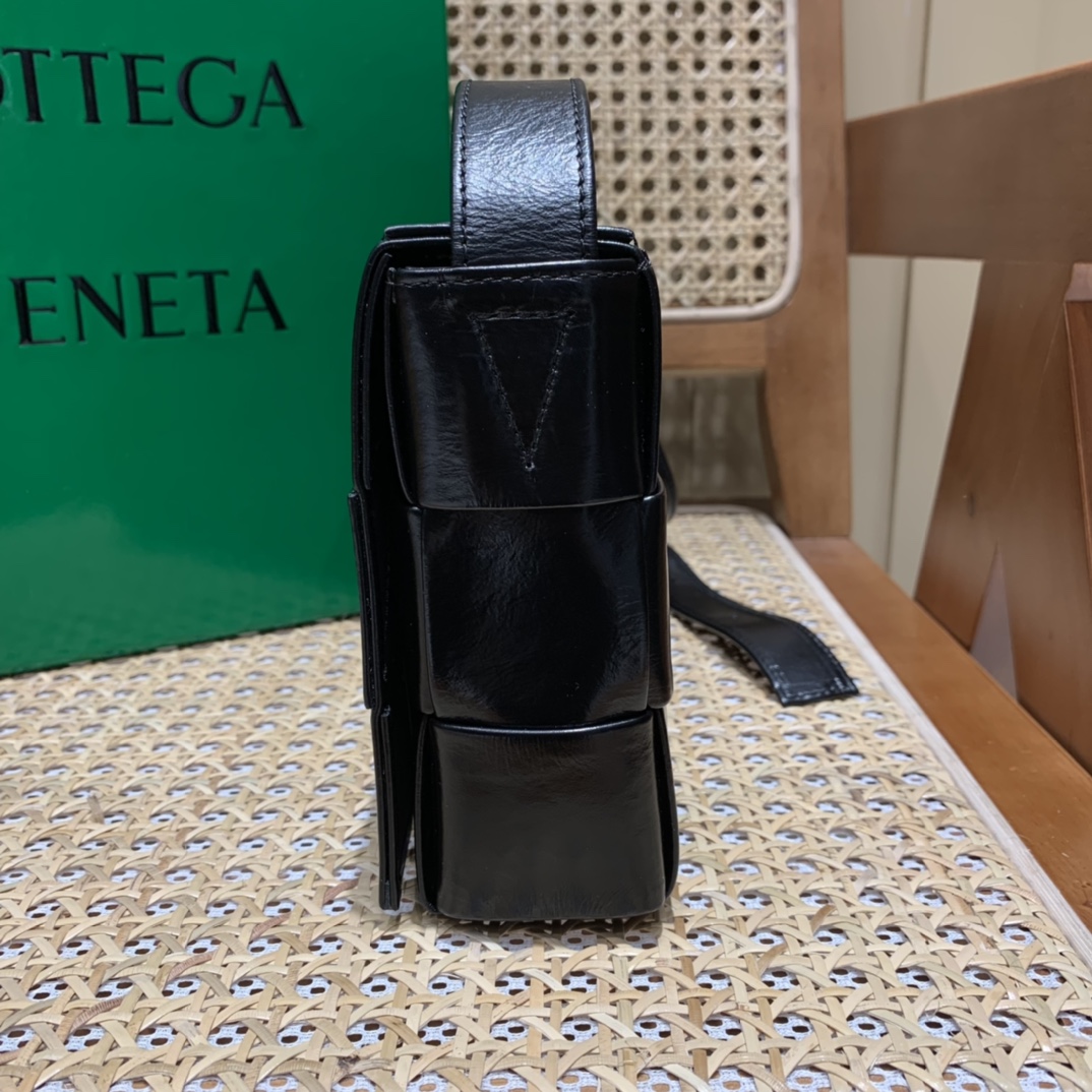 Bottega Veneta葆蝶家 Cassette油蜡皮编织五格长方包 667298黑色