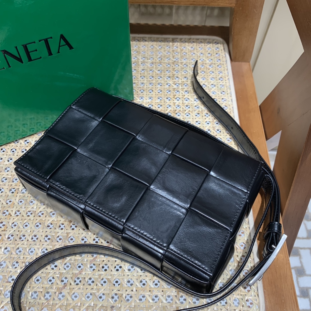 Bottega Veneta葆蝶家 Cassette油蜡皮编织五格长方包 667298黑色