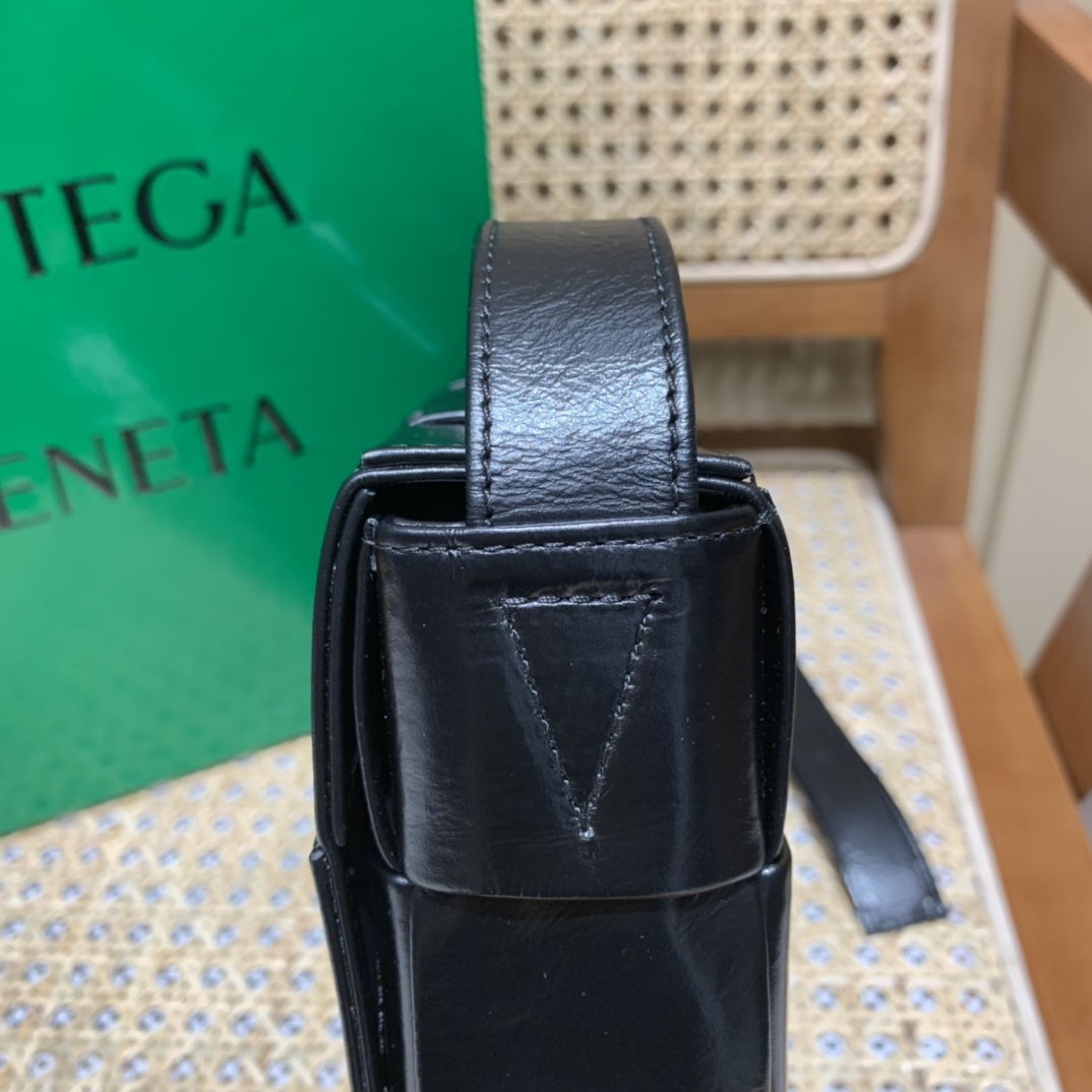Bottega Veneta葆蝶家 Cassette油蜡皮编织五格长方包 667298黑色