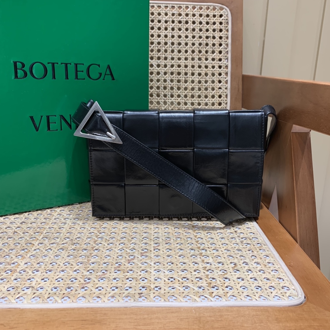 Bottega Veneta葆蝶家 Cassette油蜡皮编织五格长方包 667298黑色