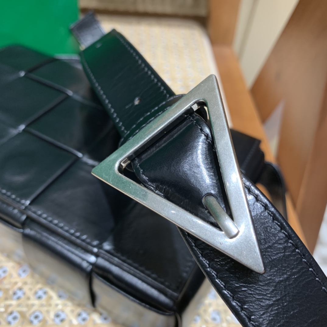 Bottega Veneta葆蝶家 Cassette油蜡皮编织五格长方包 667298黑色