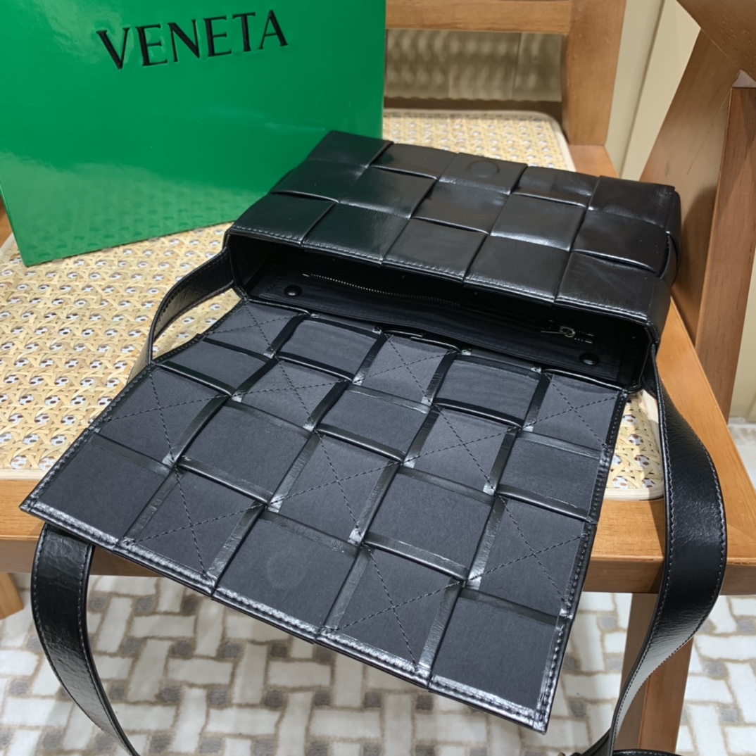 Bottega Veneta葆蝶家 Cassette油蜡皮编织五格长方包 667298黑色
