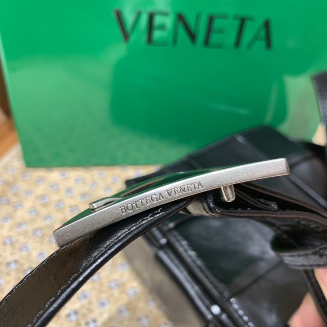Bottega Veneta葆蝶家 Cassette油蜡皮编织五格长方包 667298黑色