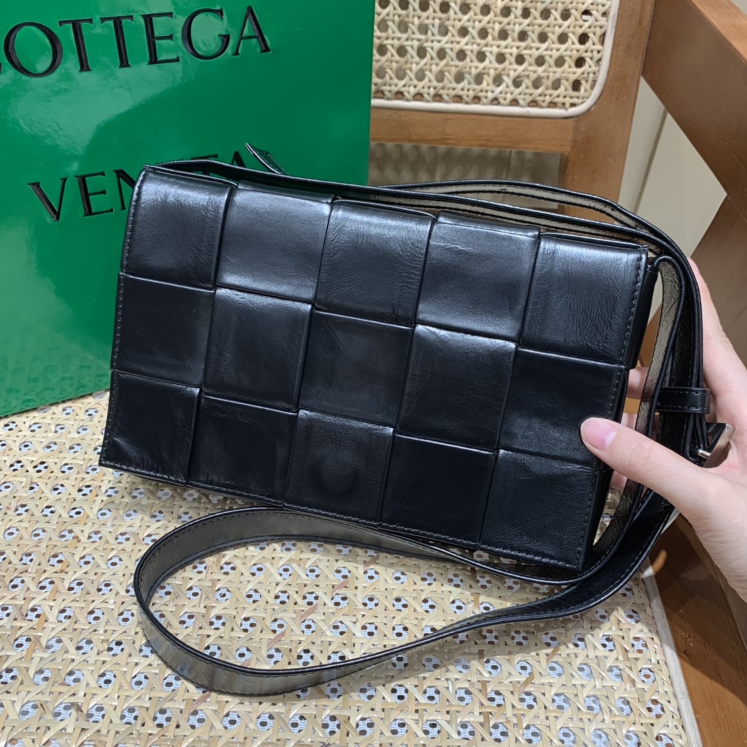 Bottega Veneta葆蝶家 Cassette油蜡皮编织五格长方包 667298黑色