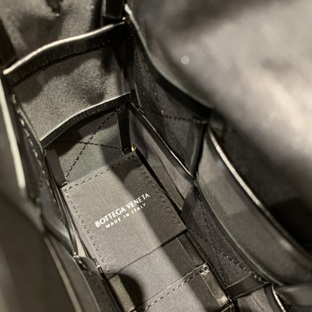 Bottega Veneta葆蝶家 Cassette油蜡皮编织五格长方包 667298黑色